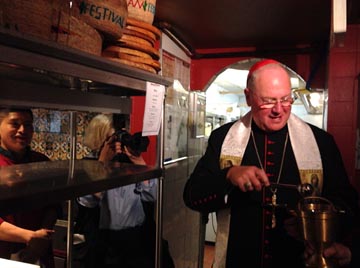 El Cardenal Donal bendiciendo el restaurante Mexican Festival.