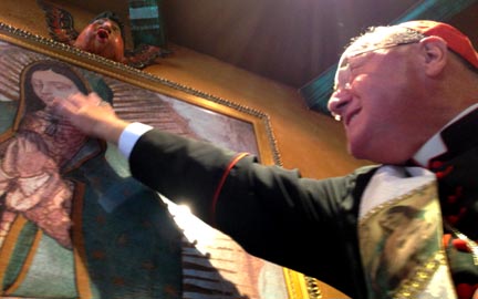 El Cardenal Donal tocando la imagen de la Virgen de Guadalupe en el restaurante Mexican Festival.