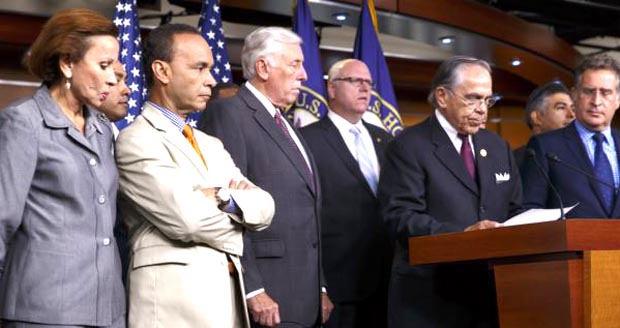 Congresista hispanos, incluyendo a Nydia Velázquez, Joseph Crowley y Luis Gutiérrez, en conferencia de prensa para forzar al Presidente Obama sobre el tema de reforma de inmigración.