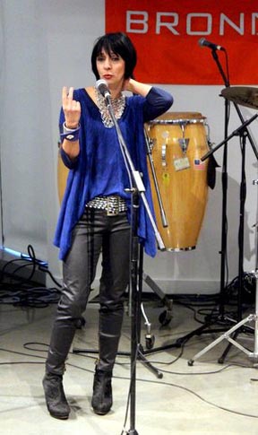 Diana Vargas en tarima en la ciudad de Nueva York. Fotos Marcela Alvarez