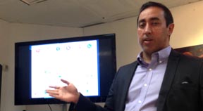 Edel Holguin teaching technology in Manhattan. Photo Javier Castaño