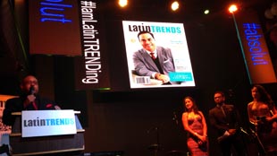 Juan Guillén, fundador de la revista LatinTRENDS, en la tarima de Stage 48 en Manhattan, en companñía de Henry Santos, Lala & Lulu. Foto Javier Castaño 