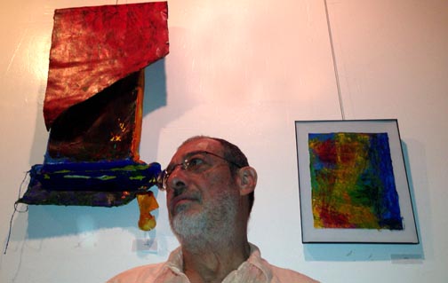 Luis Monje al lado de dos de sus obras en Café Espresso 77 de Jackson Heights, Queens. Fotos Javier Castaño