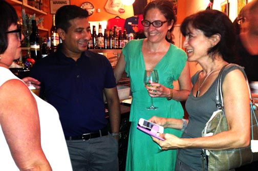 El ambiente durante la inauguración, incluyendo al dueño Afzal Hossain y Ann O’Connor, en traje verde.
