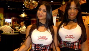 Representantes de Café Santo Domingo a la entrada del show de la NSA en el Resort World Casino NYC de Queens. Fotos Javier Castaño