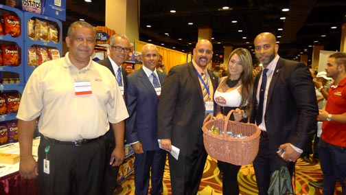 Desde la izquierda, Lenin González, Tomás Silverio y Francisco Nieves de Frito Lay, David Corona, presidente de la NSA y Alex Guzmán, presidente de este show y dueño de varios supermercados. 