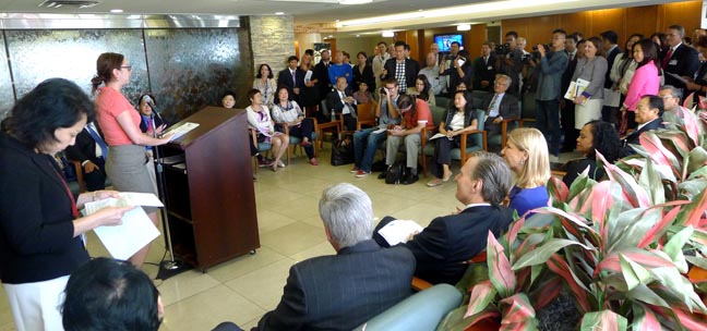 Asambleísta Nily Rozic durnate la conferencia de prensa en el pasillo del NYHQ.