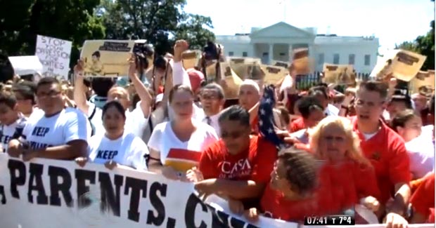 Inmigrantes protestando frent a la Casa Blanca por la inacción del presidente Obama.