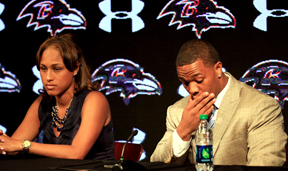 El futbolista americano Ray Rice y su esposa Janay en cnferencia de prensa.