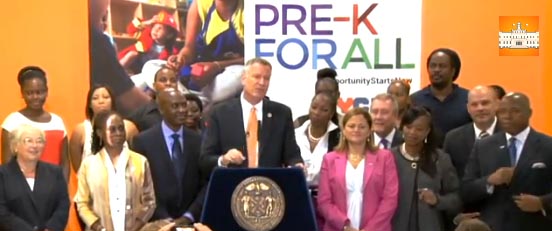 El alcalde de Nueva York, Bill de Blasio, rodeado de su esposa, de la candiller de educación, profesores y políticos. Foto Alcaldía de NY