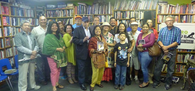 El autor, al centro, rodeado de quienes asistieron a su lectura. 