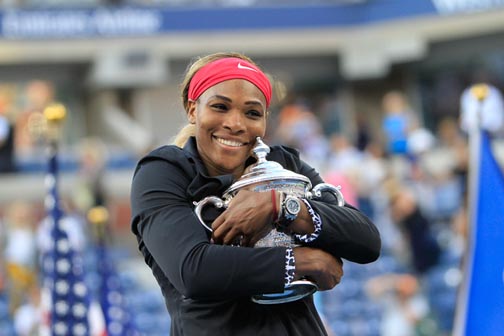 Serena William abrazando su trofeo del US Open 2014.