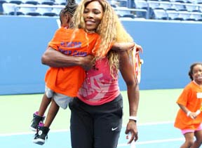 Serena Williams abraza a una niña en la clínica en Corona. Foto: Cortesía USTA/Mike LeBrecht