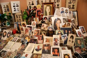 Altar con fotos de los desaparecidos. 