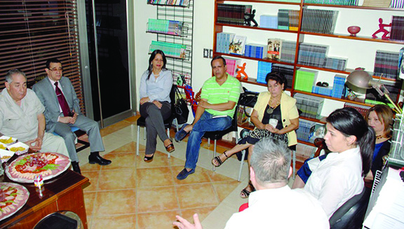 Imagen del lanzamiento del libro de los 50 años del Desfile de la Hispanidad de Nueva York. Foto cortesía