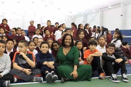 La concejal Julissa Ferreras con niño en el estadio de tenis de la USTA del Parque Flushing. Foto cortesía.