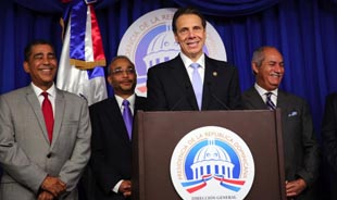 Desde la izquierda, los senadores estatales Adriano Espaillat y José Peralta, el gobernador Cuomo y Guillermo Linares. Foto Cortesía