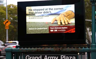 Uno de los paneles a la entrada de la estación del tren con la campaña 