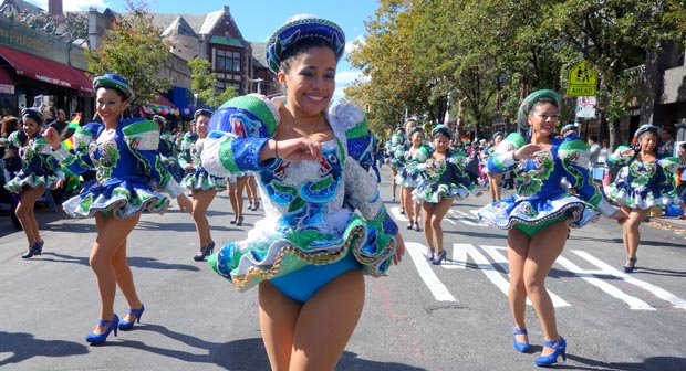 La mujer boliviana exhibe con orgullo  la cultura y el folklore boliviano. 