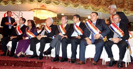 Otro grupo de los honrados durante la fiesta de gala en el Astoria Manor de Queens.