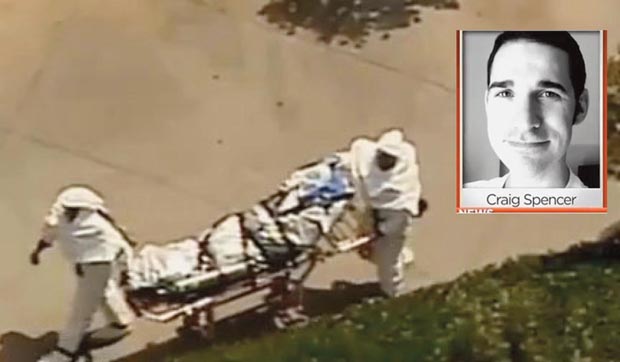 Así fue transportado en camilla el doctor Graig Spencer, cuya foto aparece en el recuadro.