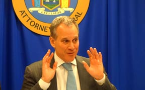 El fiscal del estado de Nueva York, Eric Schneiderman dirigiéndose a los periodistas latinos. Fotos Javier Castaño