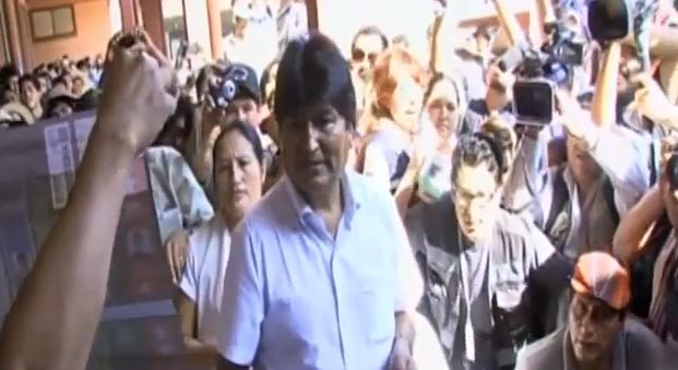 El presidente de Bolivia, Evo Morales, cuando votó el domingo en la mañana en su país.