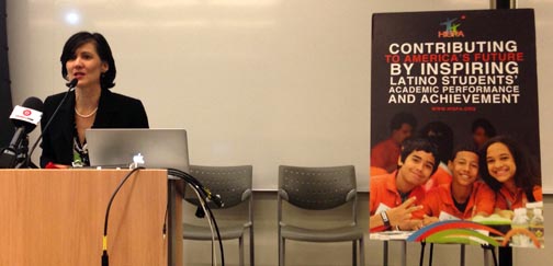 La doctora Ivonne Díaz-Claisse, presidenta de HISPA, dirigiéndose alpúblico en el edificio de Microsoft. Fotos Javier Castaño