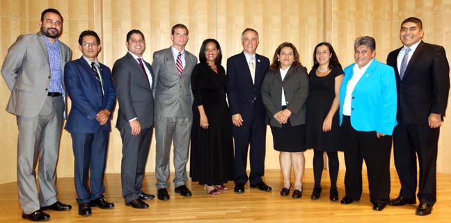 El grupo de homenajeados durante el Mes de la Herencia Hispana orgaznizado por la concejal Julissa Ferreras, al centro, que tuvo como horador principal a Felix Matos Rodríguez, presidente del Queens College. Fotos Javier Castaño