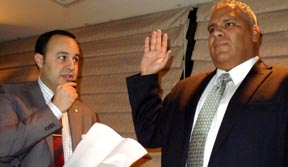 El asambleísta Francisco Moya juramentando al expresidente Alfredo Arrieta. El actual presidente, Alfonso Quiroz, no se sabe cómo fue electo ni tampoco ha juramentado. Foto Javier Castaño