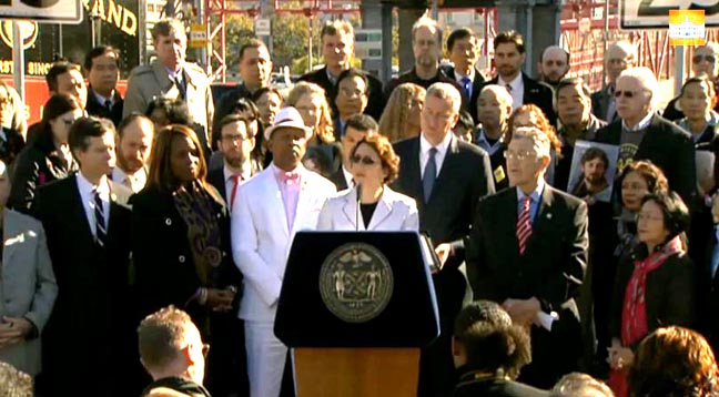 En conferencia de prensa, la Comisionada del DOT, al lado del Alcalde Bill de Blasio y de otros políticos de la ciudad de Nueva York. Foto-video DOT