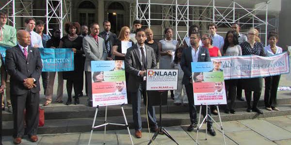 Tony Ochoa, administrador de programas para el Día Nacional Latino de Concientización Sobre el SIDA, hablando sobre como la enfermedad afecta a la comunidad latina. Foto Percy Luján