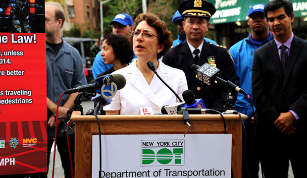 La comisionada de DOT, ,rodeada de activistas y políticos electos durante la conferencia de prensa para reducir el límite de velocidad de autos a 25 millas por ahora.