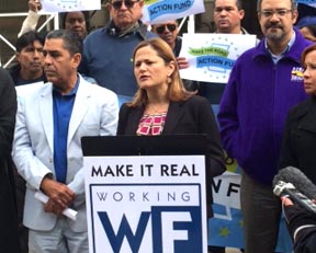 Desde la izquierda, el senador estatal Adriano Espaillat, la presidencia del Concejo, Melissa Mark-Viverito, presidente de la local 32BJ y la congresista Nydia Velázquez en las escalinatas de la Alcaldía de Nueva York. Foto cortesía