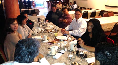 En el restaurante Boulevard de Queens, Zoilo Nieto habló de política y amenazas de muerte. A su lado estaba Liliana Melo. Fotos Javier Castaño