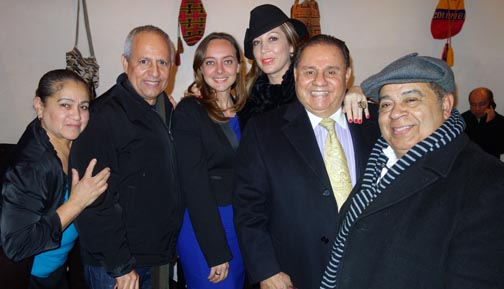 Desde la izquierda, Elide González, John Sepúlveda, Ana Paola Agudelo, los esposos Luz y Hugo Cartagena y Rafael Castelar. 