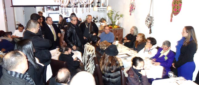 En el restaurante Puerto Colombia de Jackson Heights, Queens, la congresista colombiana Ana Paola Agudelo expuso sus ideas. Fotos Javier Castaño