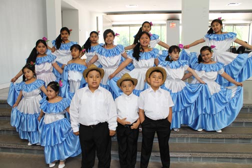 Grupo de niños que bailan ritmos ecuatorianos e integran Ayazamana.