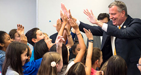 El alcalde de Nueva York, Bill de Blasio, compartiendo con estudiantes de las escuelas públicas. Foto cortesía