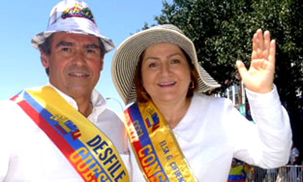 En tiempos mejores, el Congresista Buenahora y la Cónsul Cifuentes en el Desfile Colombiano en Queens. Foto Javiere Castaño