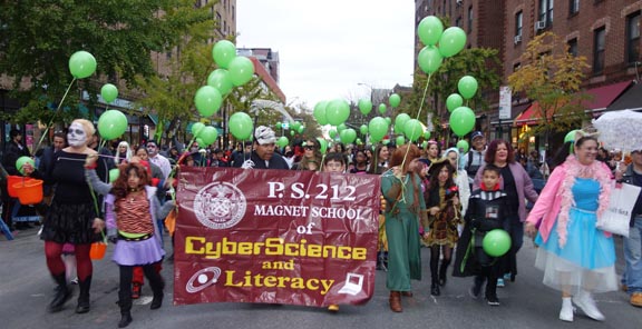 La representación de estudiantes de la escuela pública 121, disfrazados y con  bombas de color verde. 