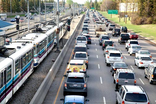 No conduzca con agresividad y trata de usar transporte masivo. Foto: © Michael Buckley / WWF-Canada