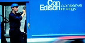 Camión de Con Edison y uno de sus empleados. 
