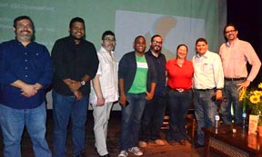 Algunos de los blogueros que asistieron al Cultural Blast 2014 en Dominicana, acompañados de Carlos Velásquez y , los organizadores.