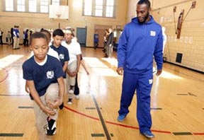 Rodger-Cromarties de los Jets de NY enseñándole a los niños la importancia de hacer ejercicios.