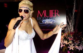 La candante Dazz amenizó la noche de los premios Mejer Legendaria de la Ford.