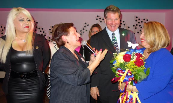 La jueza Carmen Velásquez, de traje azul, acompañada del concejal Michael DenDekker, al fondo, de Martha Zambrano y de Vanessa, dos de sus amigas que más la apoyaron. Fotos Javier Castaño