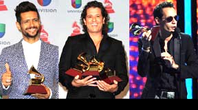 Sosteniendo sus premios Grammy Latinos, desde la izquierda, Draco Rosa, Carlos Vives y Marc Anthony, 