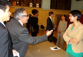 Alfredo Placeres hablando con la Comisionada de Inmigración de NYC, Nisha Agarwal. 