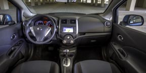 El interior del Nissan Versa 2014.
